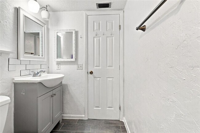 Building Photo - 570 Bahia Cir