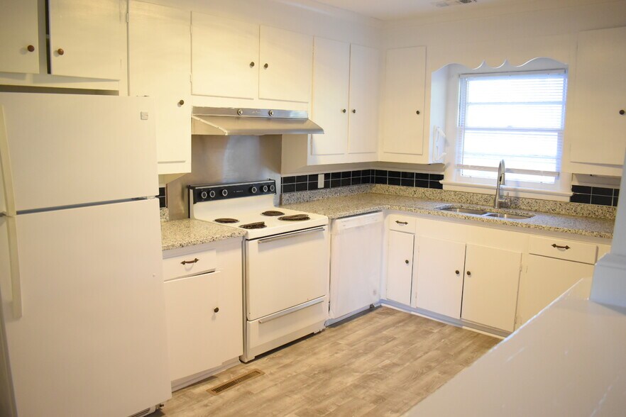 Building Photo - 2103 Pender Ave