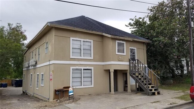 Primary Photo - 911 Laredo St