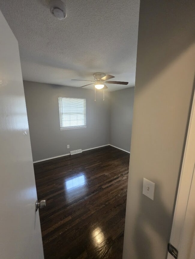Building Photo - Beautiful 4 bedrooms and 1 bath home located on NE 38th St in Kansas City, MO