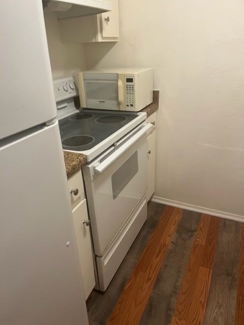 Kitchen - 1620 N Wilmot Rd