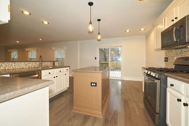 Building Photo - 4 BR with Great Floorplan in Carmel Schools!