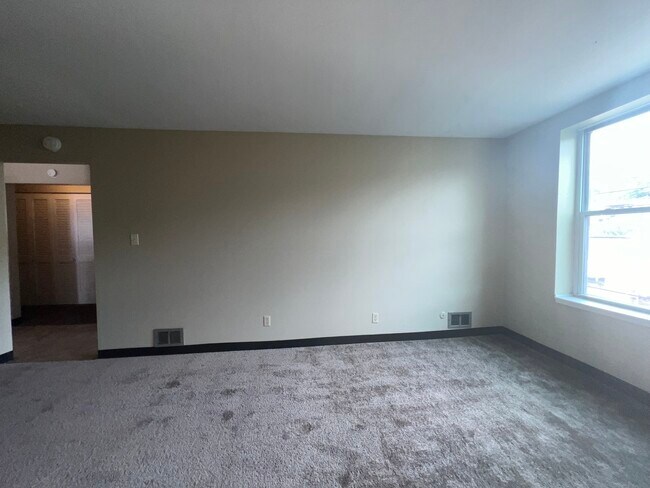 Building Photo - 624 Monongahela Ave