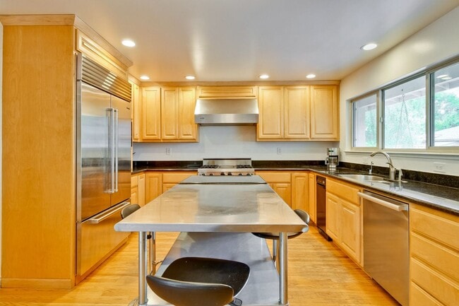 Building Photo - Amazing Midtown Home on a Quiet Cul-de-sac.