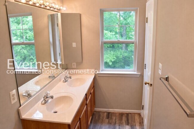 Building Photo - 3 Bed, 2.5 Bath Townhome with Modern Amenities / Available Soon!