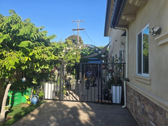 Building Photo - Fully Furnished 2 Bed, 2 Bath Townhome – 5...