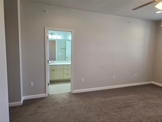 Building Photo - 13800 Lyndhurst St