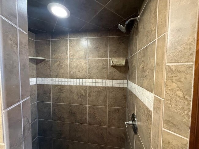 Building Photo - 18509 Chestnut Oak Dr