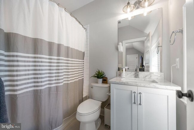 Building Photo - 323 S West St