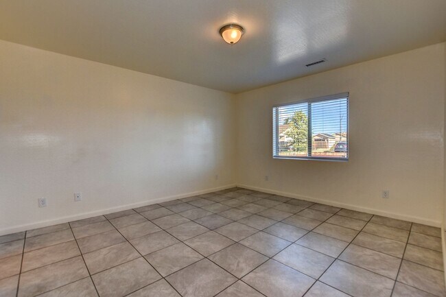 Building Photo - 3330 N Navajo Dr