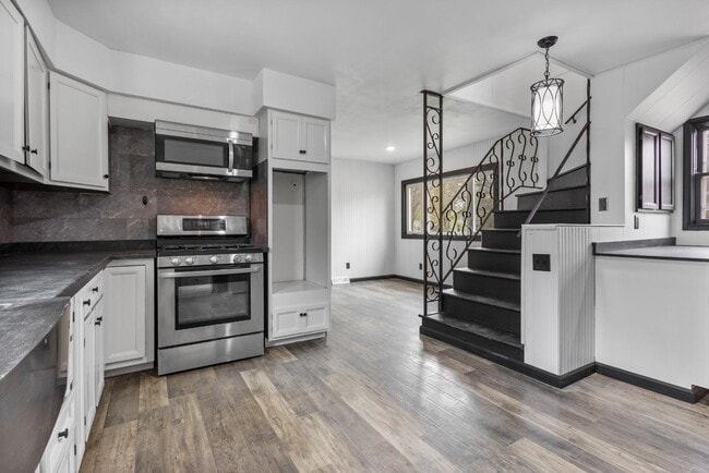 Building Photo - 335 1st St