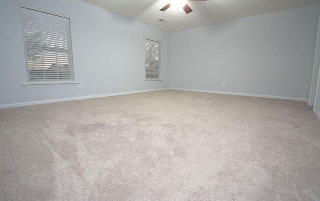 Building Photo - Large 3 bedroom 2 living room house w comm Pool!