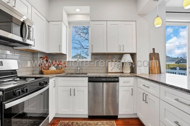 Building Photo - Stunning and move-in ready 3 bdr house