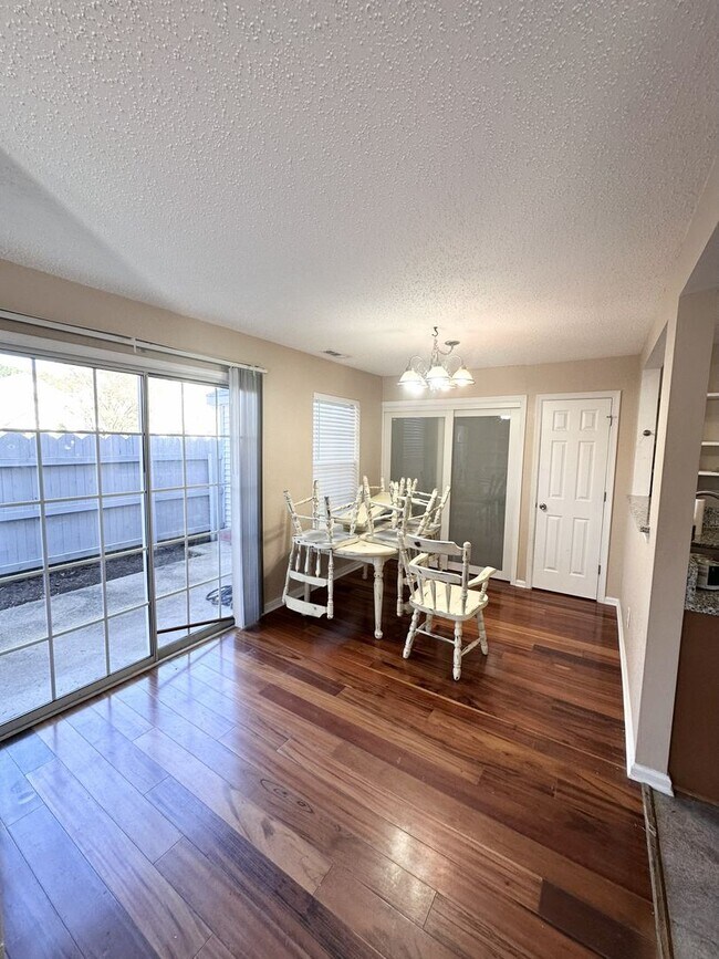 Building Photo - Updated Condo Near Shore Drive