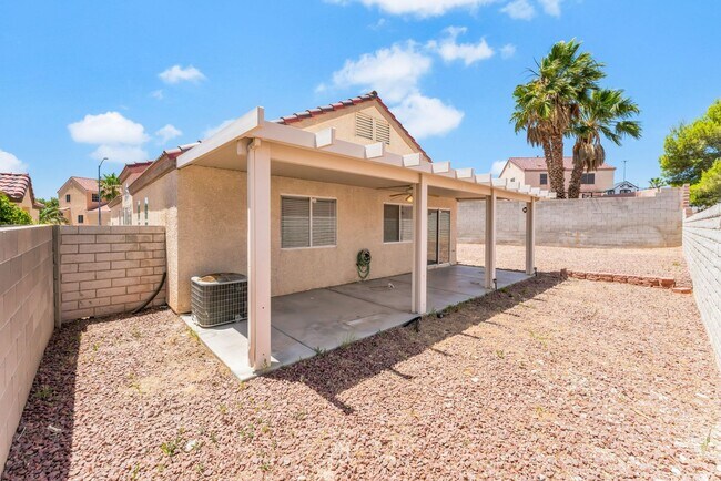 Building Photo - Charming Single-Story Living with Spacious Comfort!