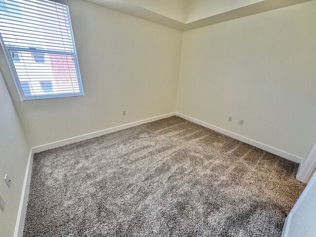 Building Photo - Guard-Gated spacious 2-Bedroom Condo Near the Las Vegas Strip