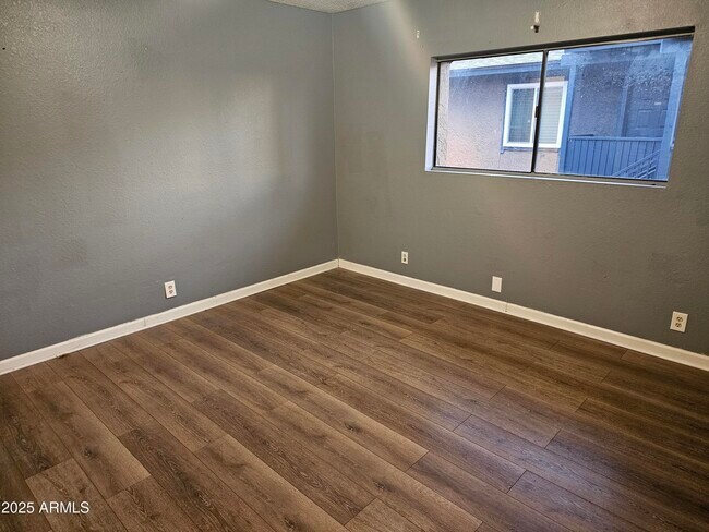 Building Photo - 286 W Palomino Dr