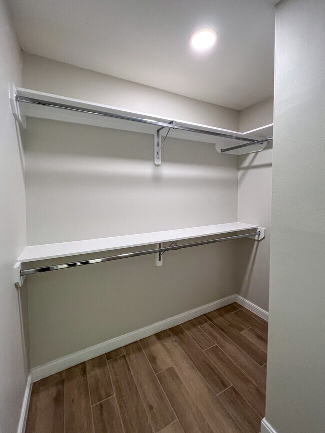 Building Photo - 1400 E Iris Ave