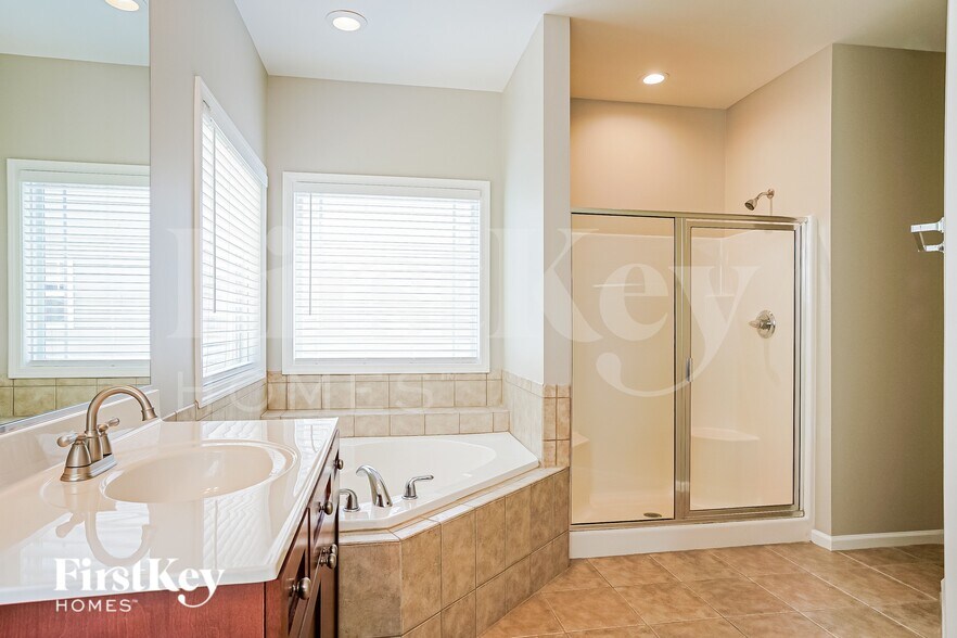 Building Photo - 3253 Groveshire Dr