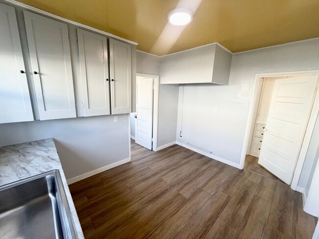 Building Photo - 2 bed 1 bath SFH near USC with gated parking