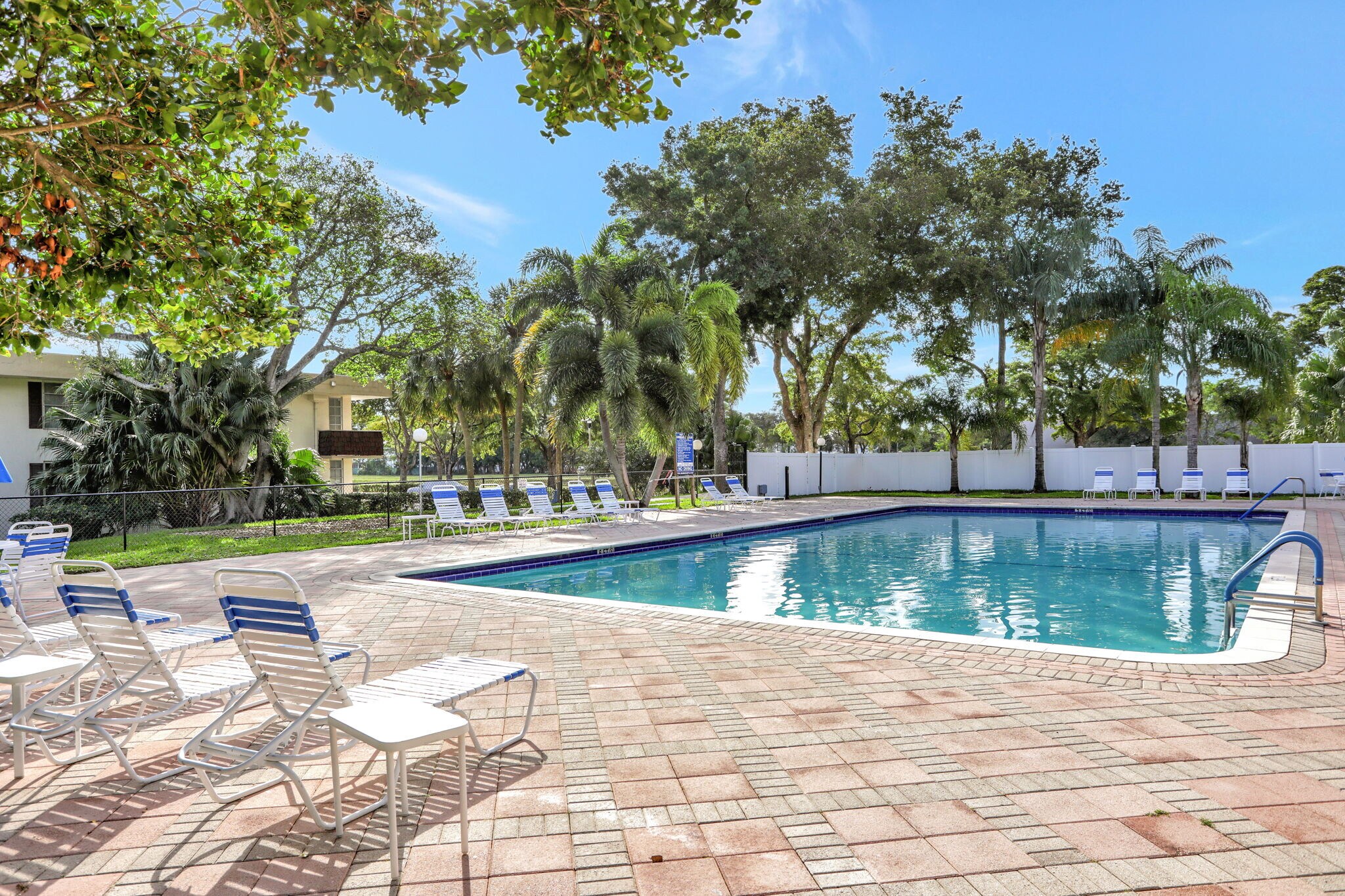 Building Photo - 2851 S Palm Aire Dr