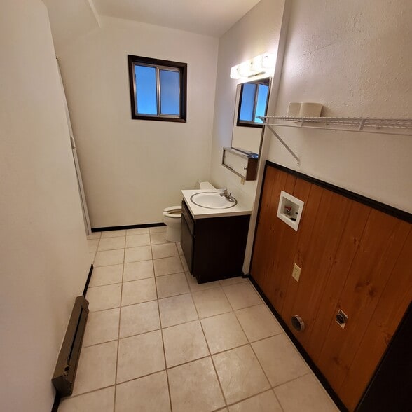 Building Photo - 1224 E 3rd St