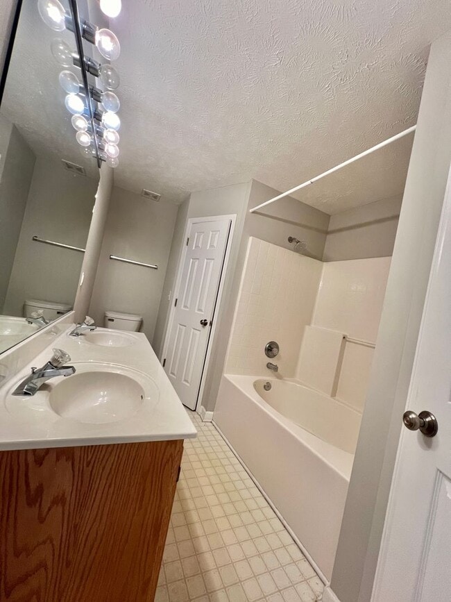 Building Photo - 3 Bedroom 2 Bathroom Home w/ Garage on One Level