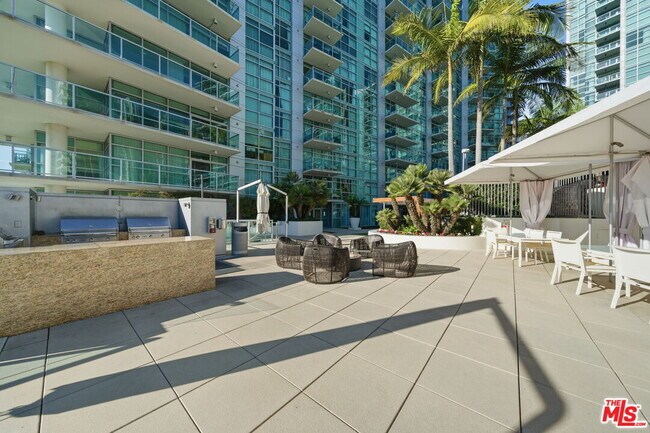 Building Photo - 13700 Marina Pointe Dr