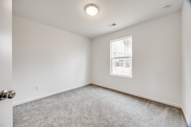 Building Photo - 602 W Lewis Rd