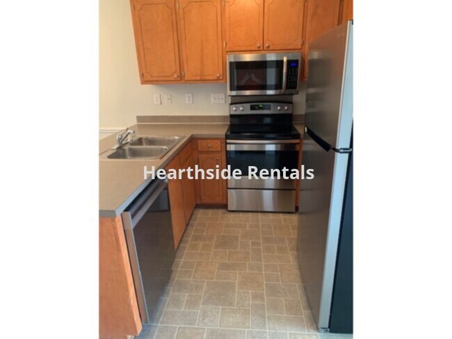 Building Photo - **2 Bedroom 1.5 Bath Townhouse Near Pitt C...