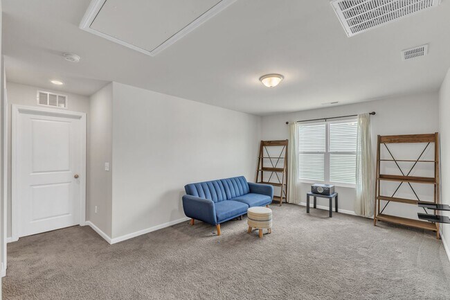 Building Photo - Spacious 3-Bedroom Home for Rent in Knight...