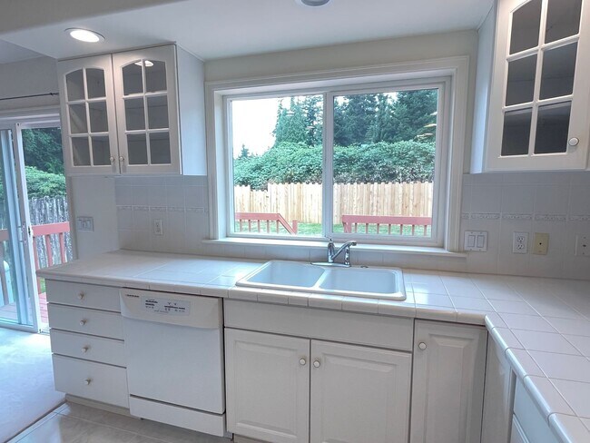 Building Photo - Single Level Useless Bay Home with Bonus Room!