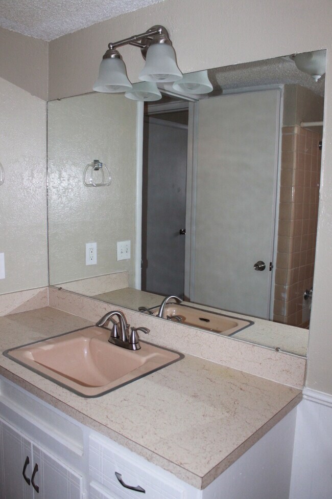 Building Photo - Tinker Close! **$175 OFF 1st MONTH'S RENT