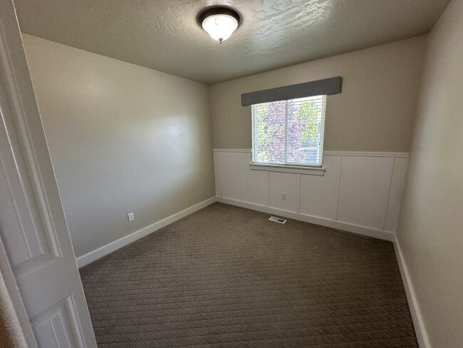 Building Photo - "Charming 4-Bed Home with Granite Accents & Hardwood Elegance in Meridian!"