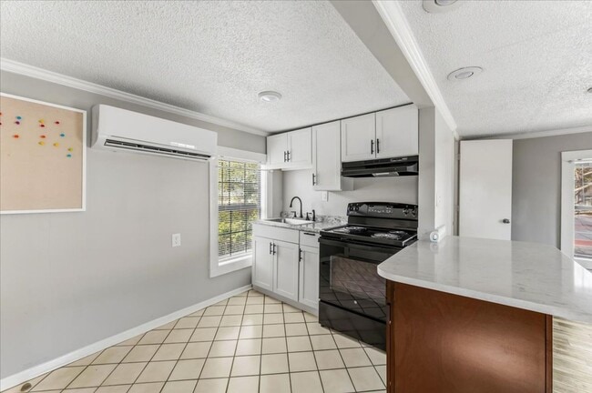 Building Photo - Charming Studio in a Great Location – $1,000/month