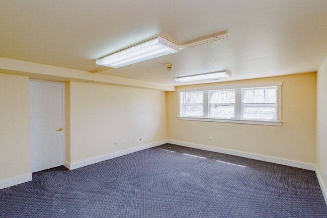 Building Photo - 1305 Oswego Rd