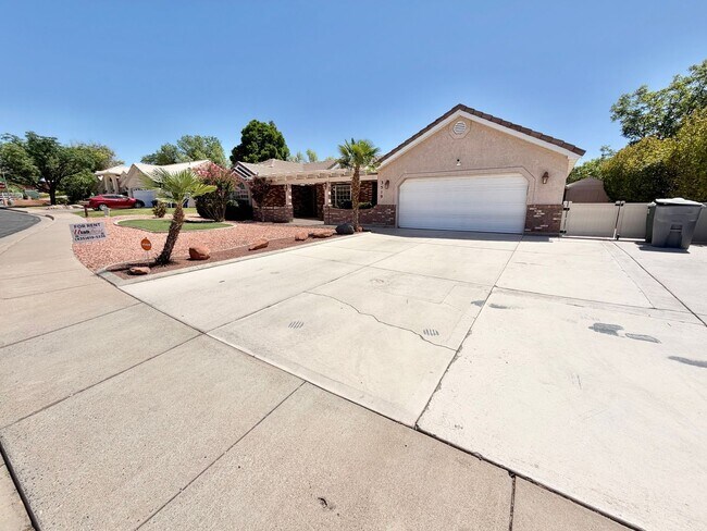 Building Photo - Beautiful Bloomington Area Home