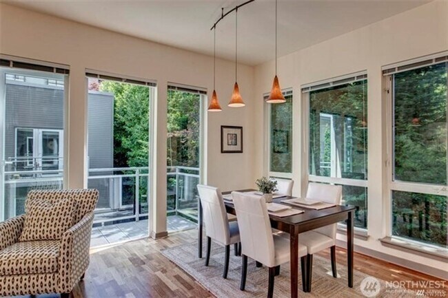 Building Photo - 2bd/1.75ba Kirkland Condo