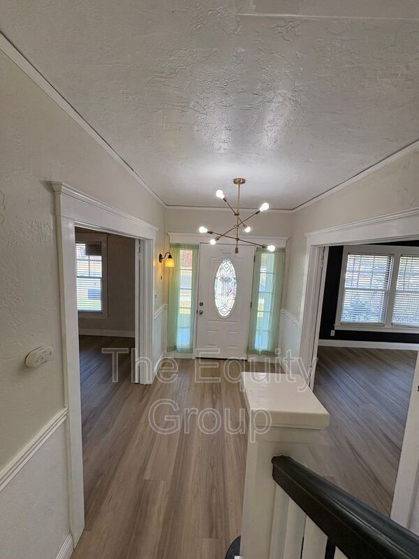 Building Photo - 209 E 11th St