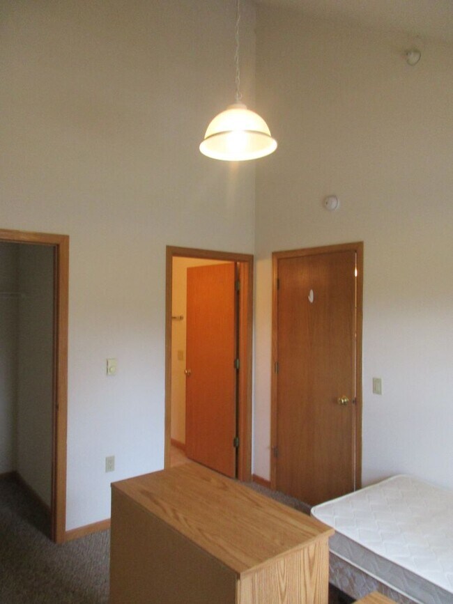 Building Photo - 3 Bedroom, 2 Bath