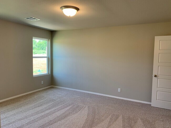 Building Photo - This well-designed 4-bedroom home has a split floor plan that gives the feeling of space.