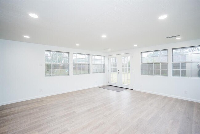 Building Photo - 4145 Sarong Dr