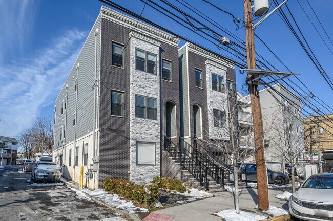 Building Photo - 197 Garfield Ave