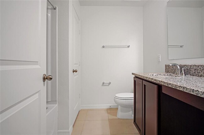 Building Photo - 608 Royal Palm Dr
