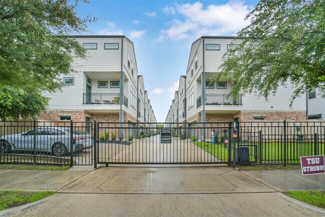 Building Photo - 760 W Donovan St