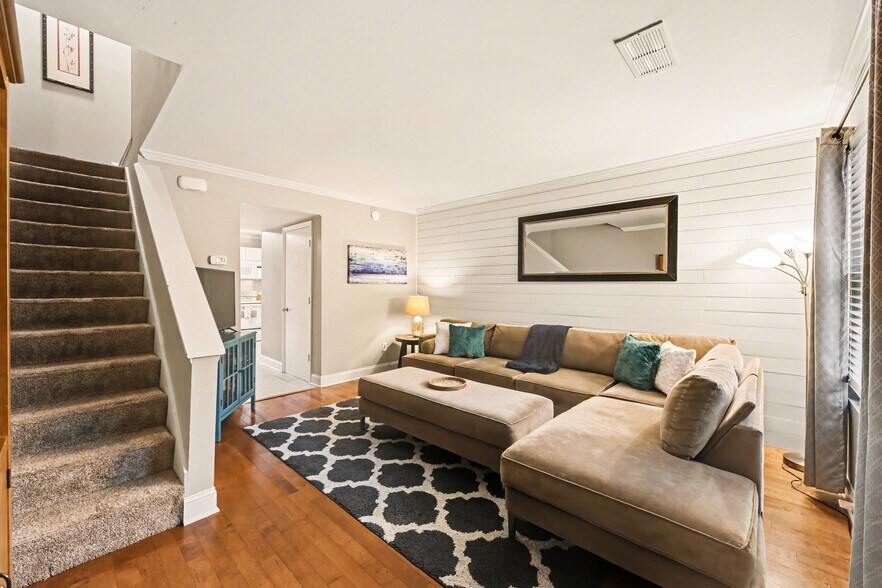 Building Photo - 507 Stinson Dr