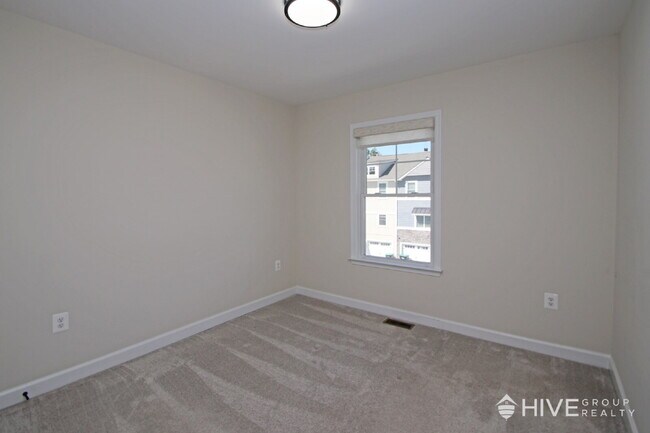 Building Photo - "Impressive 3-Bed Townhouse with Fenced in Backyard!"