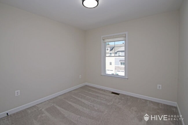Building Photo - "Impressive 3-Bed Townhouse with Fenced in...