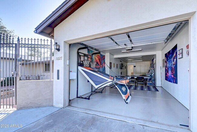 Building Photo - 1027 W 19th St