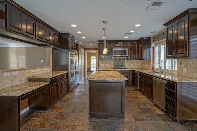 Building Photo - 2108 Lakeway Dr